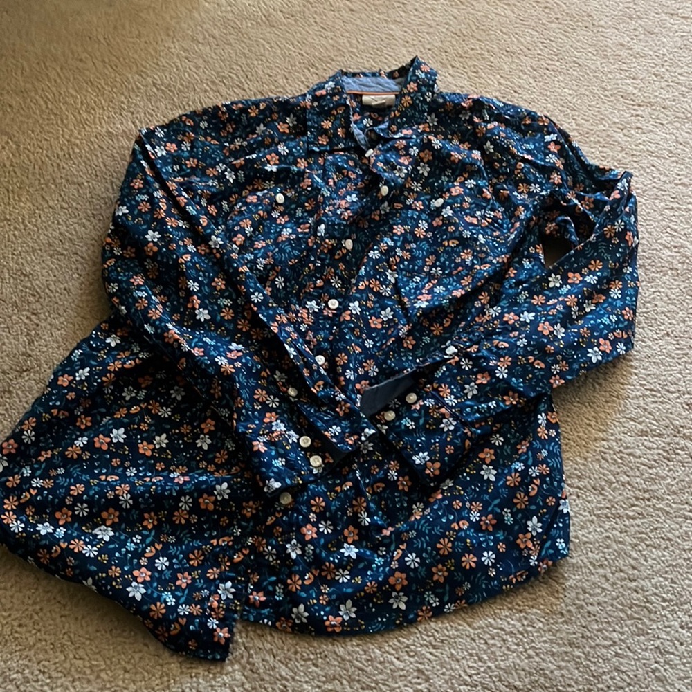 NWOT - Petite Medium - St. John’s Bay floral button up